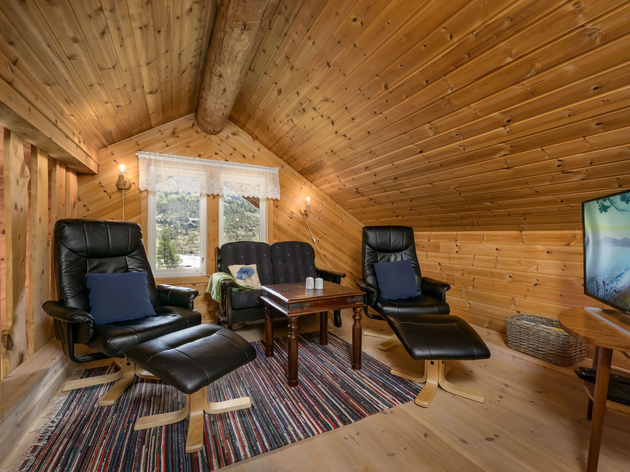 Una televisión, una chimenea, un reproductor de DVD