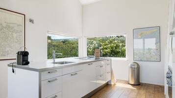 Réfrigérateur, micro-ondes, lave-vaisselle, chaise haute