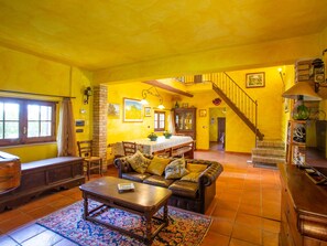 Een televisie en een open haard