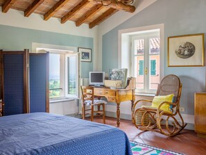 5 bedrooms, iron/ironing board, WiFi