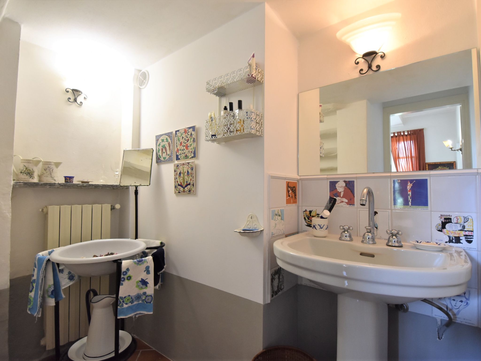 Un baño con dos lavamanos, un espejo y azulejos decorativos.