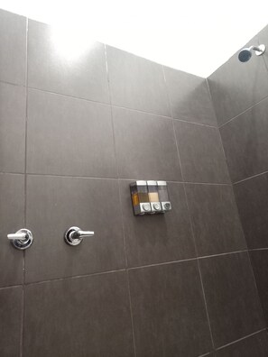 Habitación Business doble de uso individual, 1 habitación, no fumadores | Ducha del cuarto de baño