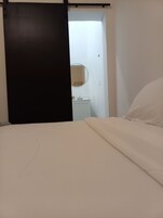 Minibar, tabla de planchar con plancha y wifi gratis 