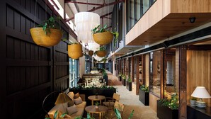 Een modern interieur met hangmanden, zitplaatsen en een receptiebalie.
