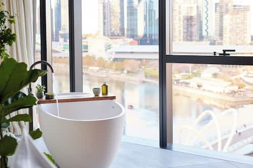 Chambre (Wattle) | Salle de bain | Articles de toilette griffés, séchoir à cheveux, peignoirs, pantoufles