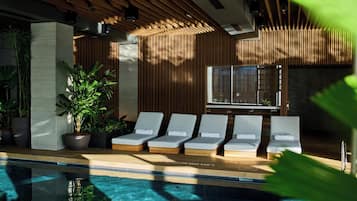 Una piscina cubierta