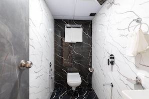 Chambre Triple Deluxe | Salle de bain | Douche, serviettes fournies, savon, papier toilette