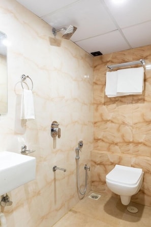 Douche, serviettes fournies, savon, papier toilette