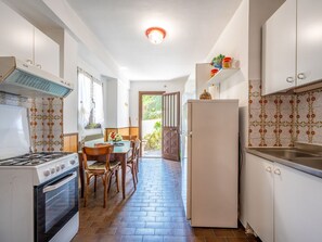 Kühlschrank, Mikrowelle, Ofen, Kochgeschirr/Geschirr/Besteck