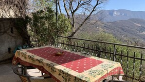 Een tafel buiten, met uitzicht op bergen.