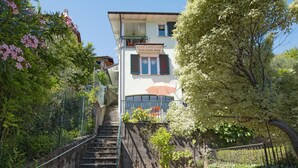 Un bâtiment à deux étages avec un escalier menant à un balcon.