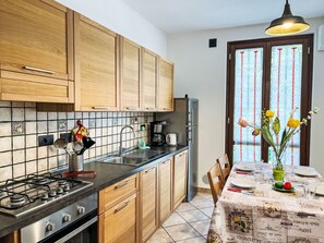 Kühlschrank, Ofen, Geschirrspüler, Kochgeschirr/Geschirr/Besteck