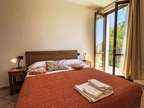 2 bedrooms, iron/ironing board, WiFi