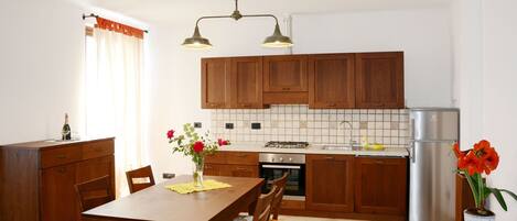 ثلاجة، فرن، غسالة أطباق، مستلزمات طهي/أطباق/أوعية