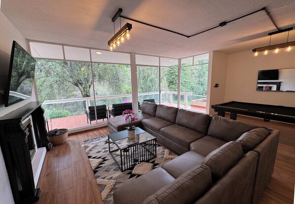 Smart TV, lareira, videogames, pebolim