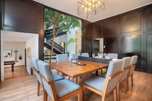 Perfect for Groups, Large Garden, Exclusive Suburb