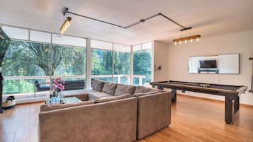 Smart-tv, een open haard en videospelletjes