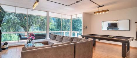 Smart TV, chimenea, videojuegos, futbolito