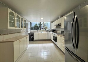 Køleskab, mikrobølgeovn, ovn, kogeplade