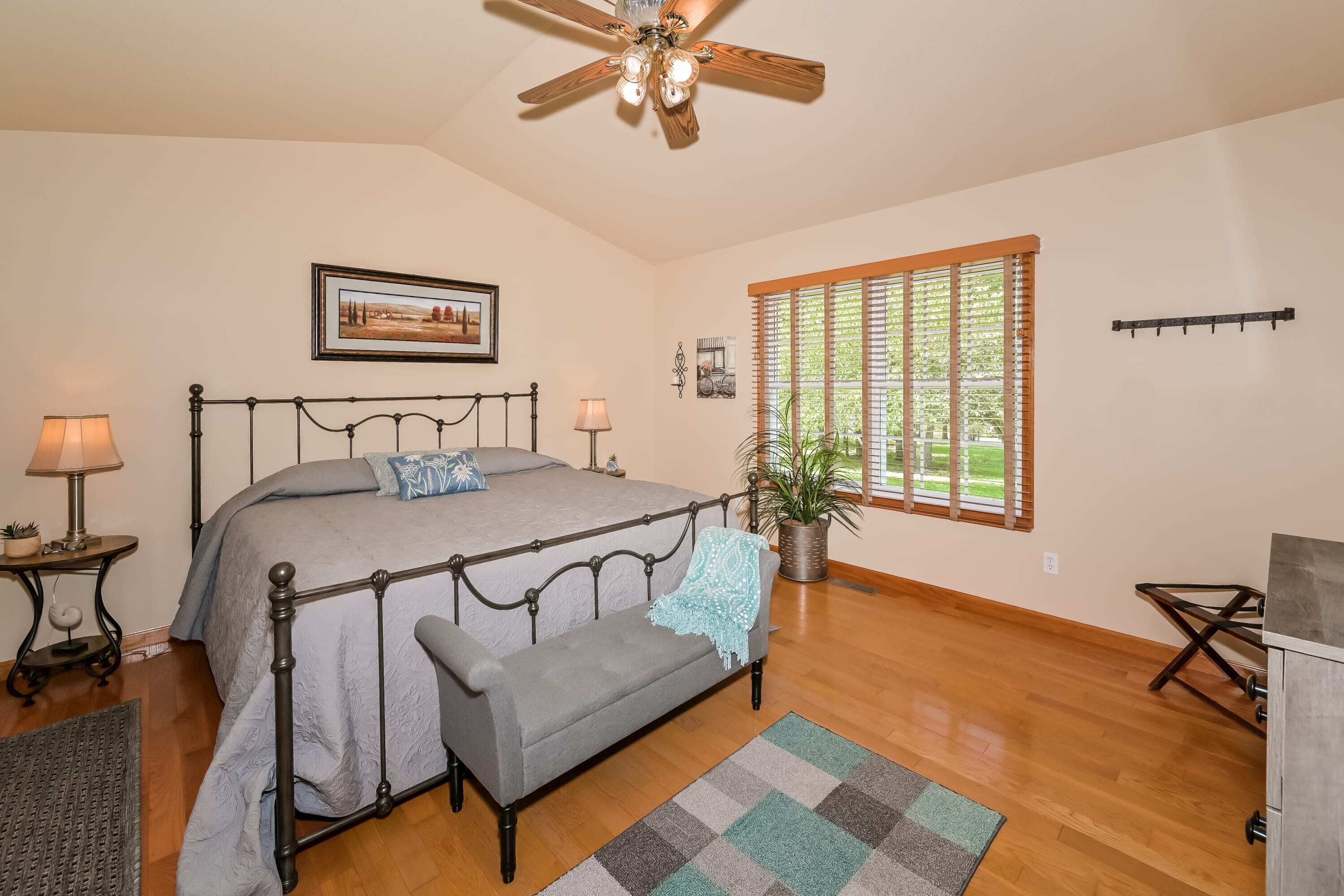 3 bedrooms, iron/ironing board, WiFi, bed sheets