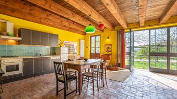 Réfrigérateur, four, lave-vaisselle, chaise haute