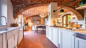 Kjøleskap, mikrobølgeovn, ovn og oppvaskmaskin