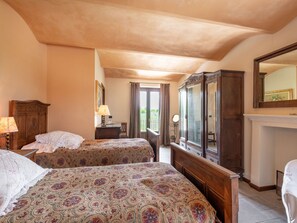 7 bedrooms, desk, Internet