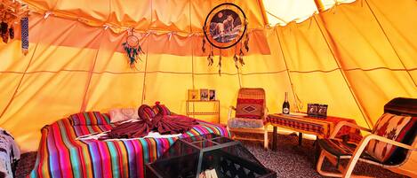 Telt – deluxe, hageutsikt | 1 soverom og sengetøy