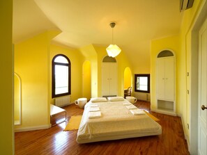 5 bedrooms, desk, Internet