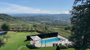 A pool area with a view of rolling hills and vineyards. - Villa Loreto by Interhome (Costigliole d'Asti)