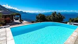 A swimming pool with a view of the sea and mountains. - Maison Balbi by Interhome (Canari)