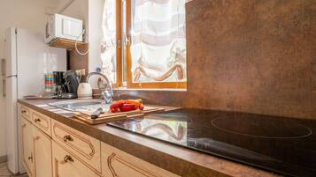 Réfrigérateur, micro-ondes, four