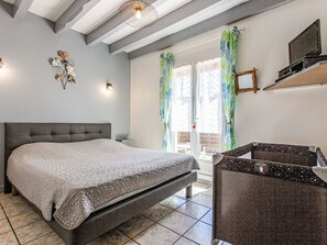 3 slaapkamers, een bureau, een strijkplank/strijkijzer, wifi