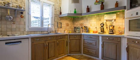 Kühlschrank, Mikrowelle, Ofen, Geschirrspüler