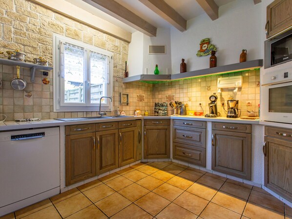 Kühlschrank, Mikrowelle, Ofen, Geschirrspüler