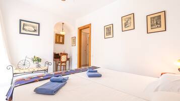 3 bedrooms, desk, iron/ironing board, WiFi