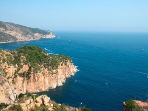 A coastal landscape with rocky cliffs and a clear view of the sea. - S'Esquirols Nº2 by Interhome (Sa Riera)