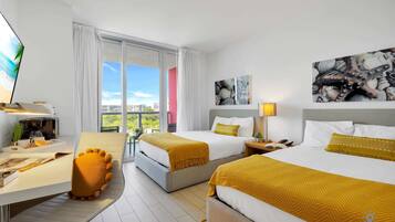 Työpöytä, silitysrauta/-lauta, vauvan matkasänky, Wi-Fi