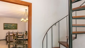 Eine Treppe mit Holzstufen und Metallgeländern, die zu einer oberen Etage führt.