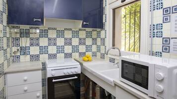 Réfrigérateur, micro-ondes, four, chaise haute