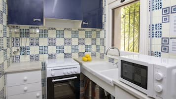 Réfrigérateur, micro-ondes, four