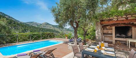 تناول الطعام بالخارج