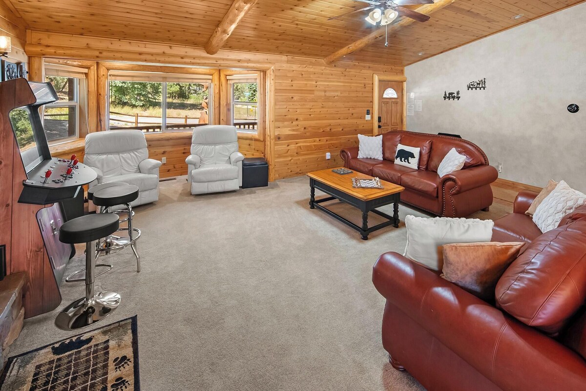 Photo 9 of Papas's Lodge By Destination Big Bear:Pet Friendly! Close to the Lake! Central A/C! 2 En-Suite Bedrooms! Hot Tub!