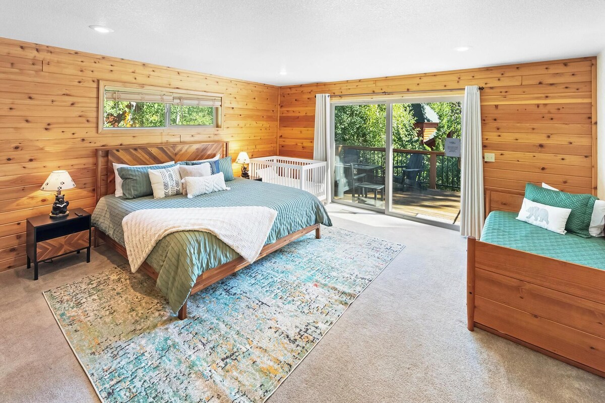 Photo 23 of Papas's Lodge By Destination Big Bear:Pet Friendly! Close to the Lake! Central A/C! 2 En-Suite Bedrooms! Hot Tub!