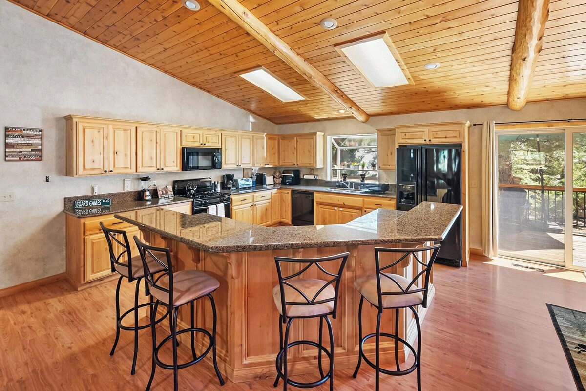 Photo 2 of Papas's Lodge By Destination Big Bear:Pet Friendly! Close to the Lake! Central A/C! 2 En-Suite Bedrooms! Hot Tub!
