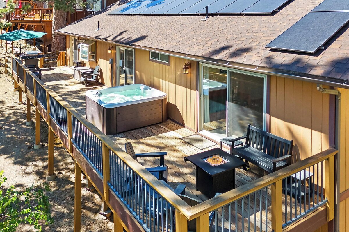 Photo 4 of Papas's Lodge By Destination Big Bear:Pet Friendly! Close to the Lake! Central A/C! 2 En-Suite Bedrooms! Hot Tub!