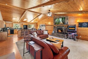 Fernseher, Kamin, Videospiele, Tischfußball