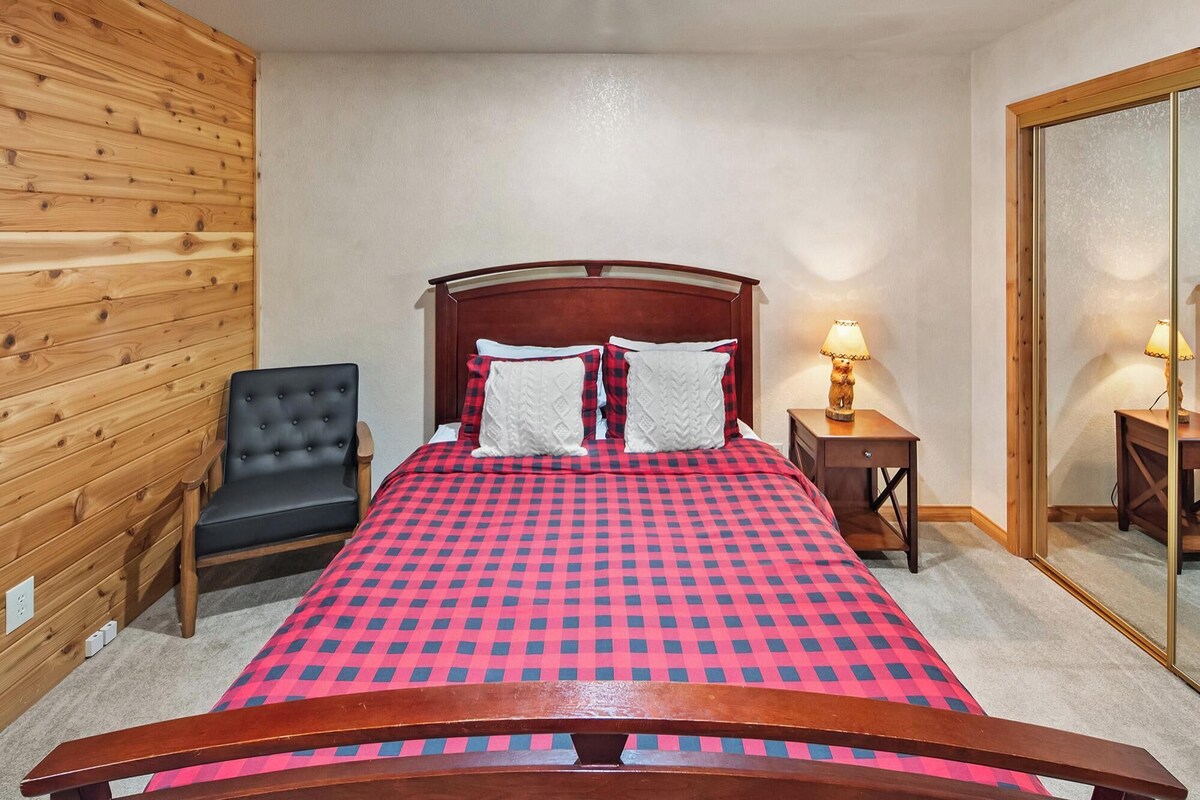 Photo 37 of Papas's Lodge By Destination Big Bear:Pet Friendly! Close to the Lake! Central A/C! 2 En-Suite Bedrooms! Hot Tub!