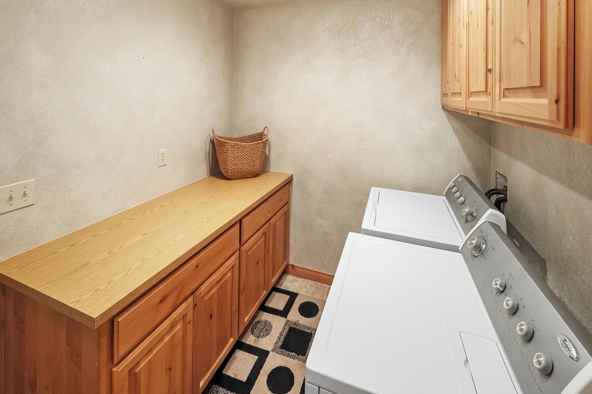 Photo 22 of Papas's Lodge By Destination Big Bear:Pet Friendly! Close to the Lake! Central A/C! 2 En-Suite Bedrooms! Hot Tub!