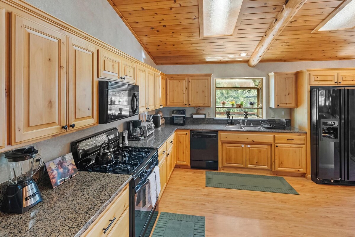 Photo 19 of Papas's Lodge By Destination Big Bear:Pet Friendly! Close to the Lake! Central A/C! 2 En-Suite Bedrooms! Hot Tub!